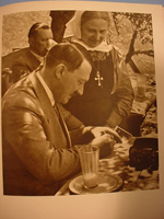 Hitler in Seinen Bergen