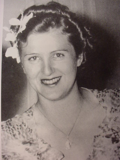 http://www.germaniainternational.com/images2/Hitler/Eva_Braun_Handbag/MVC-029S_lg.jpg